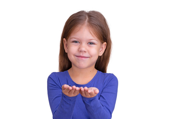 可爱的微笑小女孩手牵着手展示一些你可以放在手上的东西图片下载