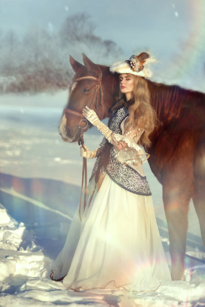 一个金发女孩在冬天的森林里骑着马穿着古装。艺术照片图片下载