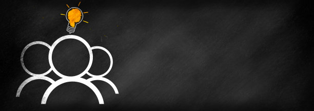 三个人头上顶着一个发光的灯泡图片下载