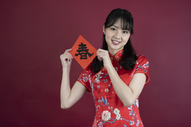 快乐的亚洲年轻女子庆祝中国新年，中国文本春天图片下载