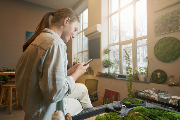 年轻微笑的女人在演播室工作图片下载