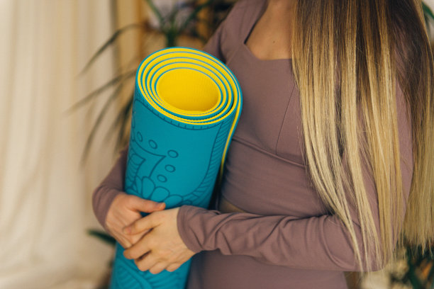 妇女持有瑜伽垫裁切的图片图片下载