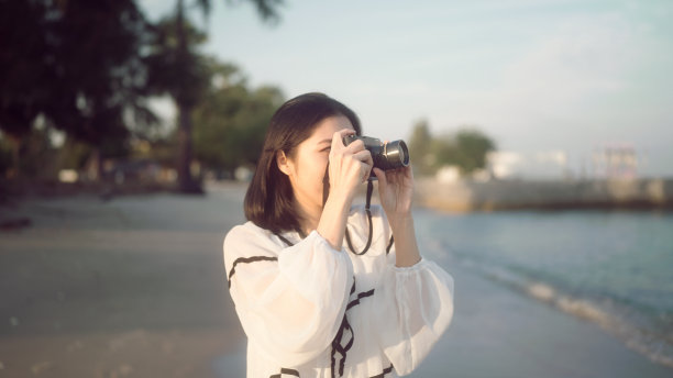 日落时分，幸福的女人走在海边图片下载