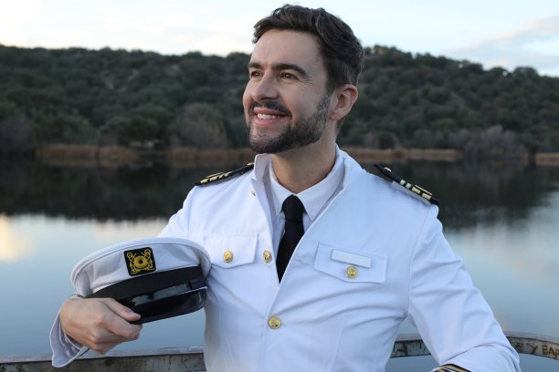 穿着优雅制服的船长图片下载