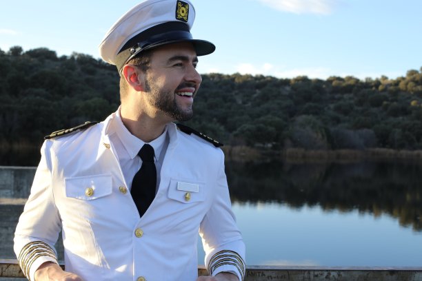 穿着优雅制服的船长图片下载