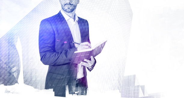 商人在城市里用笔记本图片下载