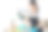 亚洲年轻清洁服务女工清洁厨房桌子在家里。美丽的年轻女孩管家清洁工感到高兴，并擦拭脏乱的烹饪柜台家务或杂务。图片下载