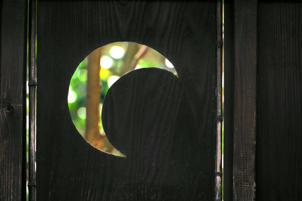 带有新月形轮廓的木栅栏图片下载