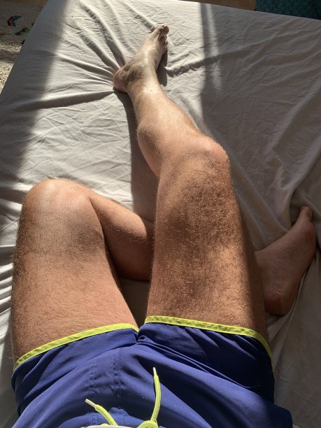 在家锻炼。图片下载