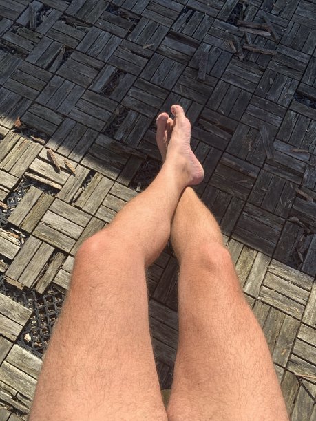 在城市里享受日光浴。图片下载