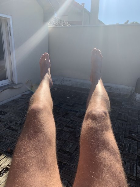 在城市里享受日光浴。图片下载