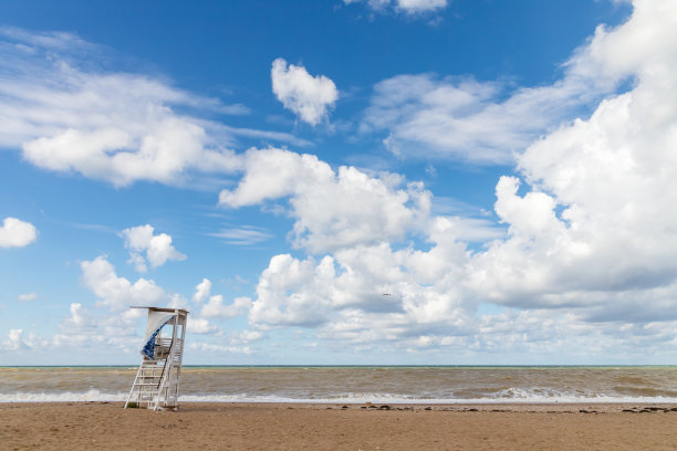 黑海海岸风光，白色的救援塔在多云的天空下图片下载