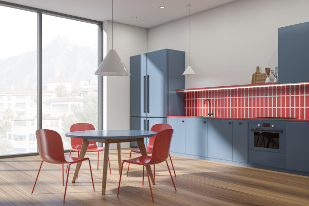 明亮的厨房设置室内餐桌和椅子，书架与窗户图片下载