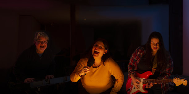 家庭成员在家里享受音乐会的乐趣图片下载