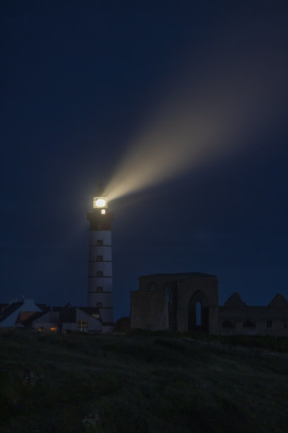 圣马第灯塔，位于法国菲尼斯特尔市普洛贡韦林的圣马第角图片下载