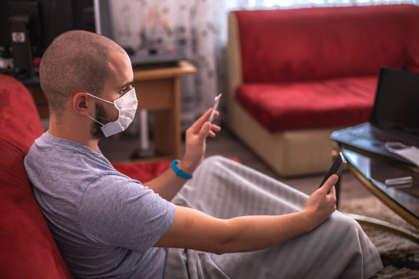 年轻男人在家用抗原试剂盒自测新冠，致电医生显示阳性图片下载