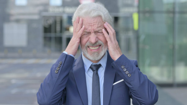 沮丧的老商人对失败的反应，户外图片下载