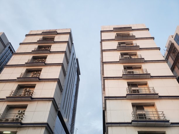 印度尼西亚雅加达地区一栋办公大楼的后视图图片下载