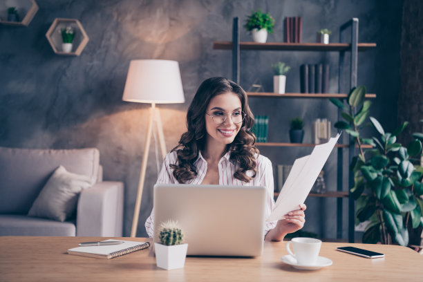 照片闪亮迷人的女人穿着条纹衬衫眼镜坐桌子聊天现代设备看文件室内房间图片下载