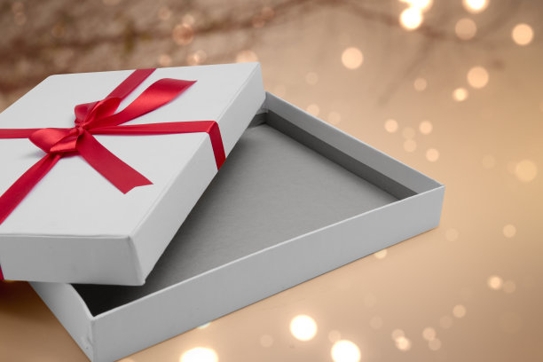 打开带有红丝带的白色礼盒图片下载