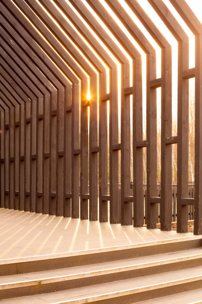 木板工艺品亭台。乡村别墅家居室内设计概念。在美丽的夕阳下，垂直拍摄的照片图片下载