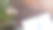 粉红色迷你玫瑰衬着模糊的木桌图片下载