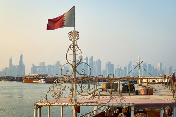 城市景观和市中心的摩天大楼，卡塔尔多哈，卡塔尔国旗素材图片