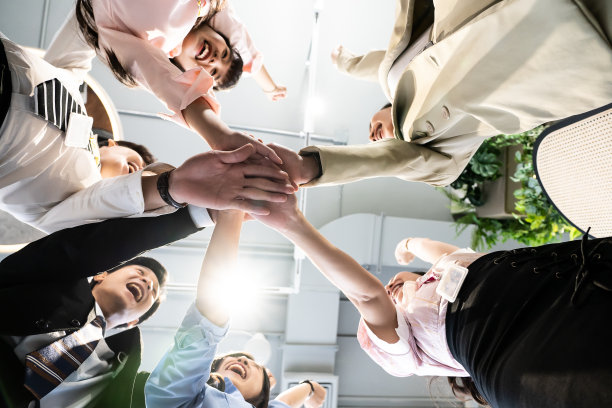 富有创意的办公室，年轻的团队，乐于助人，注重团队合作，工作成功图片下载