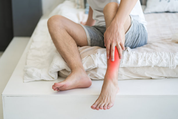 胫骨疼痛，男人因疼痛在家做自我按摩图片下载