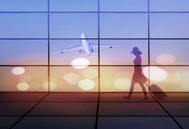 一位女士正走在机场进行商务旅行图片下载