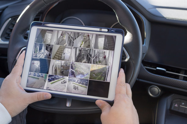 男人坐在车里，看着监控摄像头图片下载