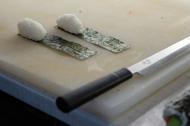 制作寿司和卷的过程的照片。大米和海藻图片下载