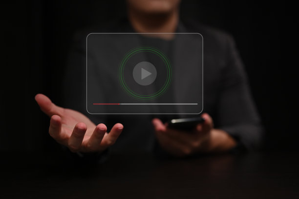 男子手持智能手机，在虚拟屏幕上播放按钮。图片下载