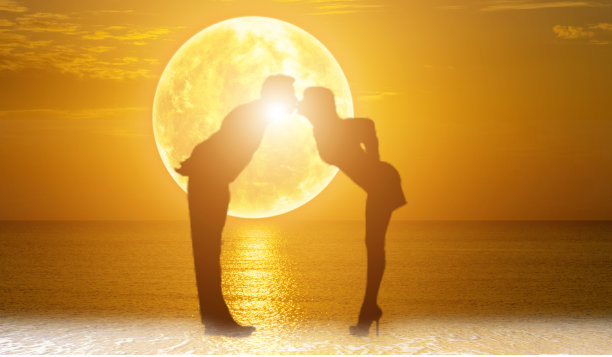 相爱的情侣在海边接吻图片下载