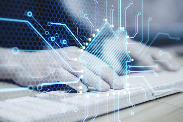 近距离使用键盘与抽象发光的房子芯片全息图在模糊的背景上。智能家居、人工智能和信息概念。双重曝光。图片下载