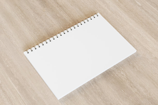 近距离的空白白色螺旋记事本在木制桌面背景。模拟，3D渲染。图片下载