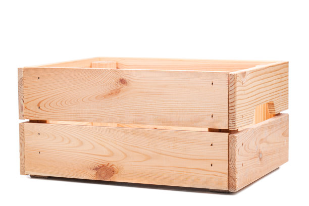 白色背景上孤立的小木箱。图片下载