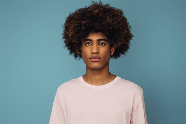 留着非洲发型的非裔美国人图片下载