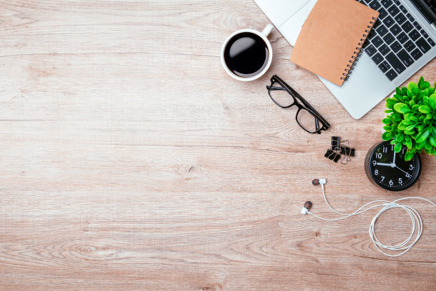 居家办公写字台办公室，木桌上有笔记本电脑，空白的记事本，咖啡杯和笔。平躺顶视图复制spce。图片下载