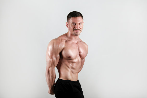 buff的家伙在孤立的背景。图片下载