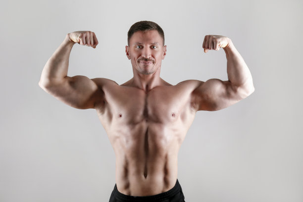 buff的家伙在孤立的背景。图片下载