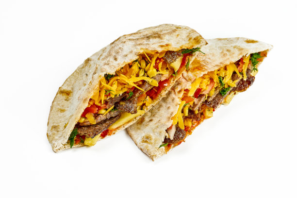 白盘子上的皮塔饼配牛肉和奶酪，新鲜蔬菜和红酱汁。菜单图片。孤立的图片下载