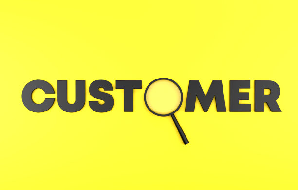 用放大镜查看黄色背景上的CUSTOMER文本。图片下载