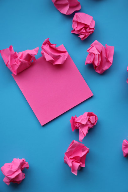 蓝色背景的胶粘便条和纸球图片下载