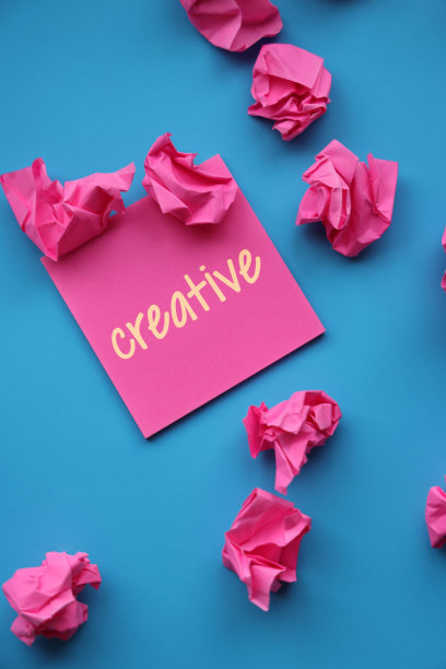 在不干胶便条纸上写着"有创意"这个词图片下载