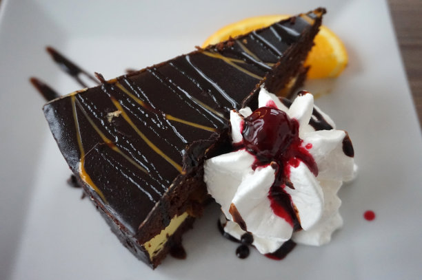 一块加了生奶油的巧克力蛋糕图片下载