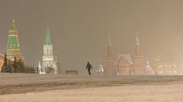 雪中漫步在莫斯科红场。图片下载