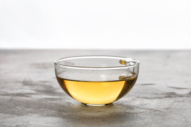 灰色背景上的一杯绿色花草茶。极简主义图片下载