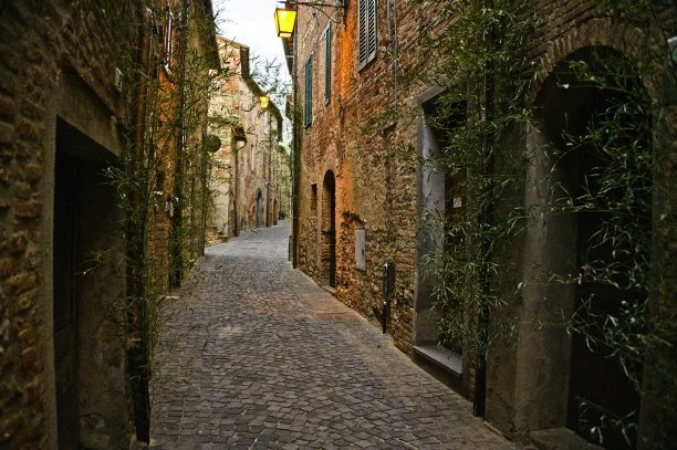 意大利翁布里亚古老的中世纪村庄图片下载