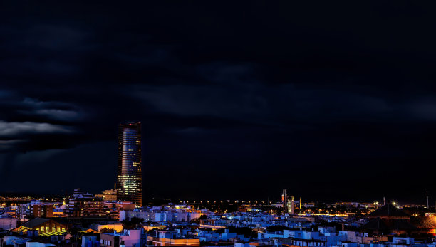 傍晚时分，历史悠久的特里亚纳社区和塞维利亚城市天际线的壮观景象。塞维利亚城市，传统与现代图片下载